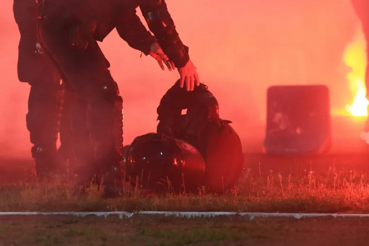 TORCIDA TRGALA STADION I BAKLJOM OZLIJEDILA POLICAJCA: Pogledajte sramotu Hajdukovih navijača