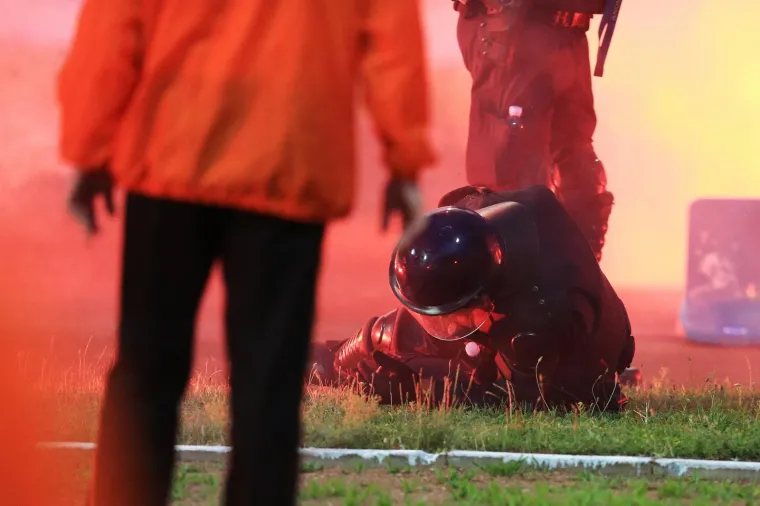 TORCIDA TRGALA STADION I BAKLJOM OZLIJEDILA POLICAJCA: Pogledajte sramotu Hajdukovih navijača