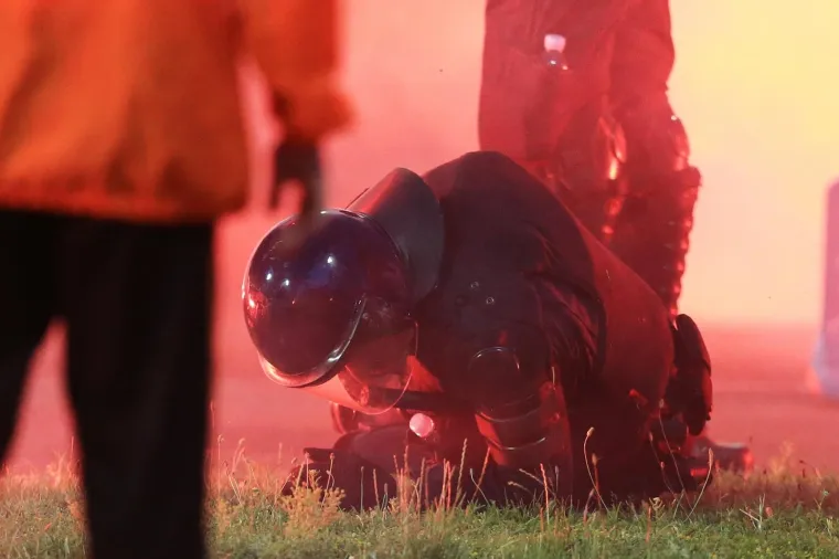 TORCIDA TRGALA STADION I BAKLJOM OZLIJEDILA POLICAJCA: Pogledajte sramotu Hajdukovih navijača