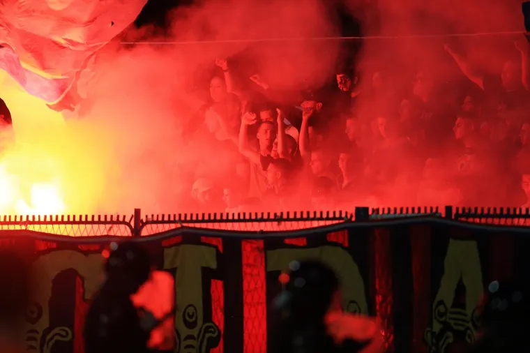 TORCIDA TRGALA STADION I BAKLJOM OZLIJEDILA POLICAJCA: Pogledajte sramotu Hajdukovih navijača