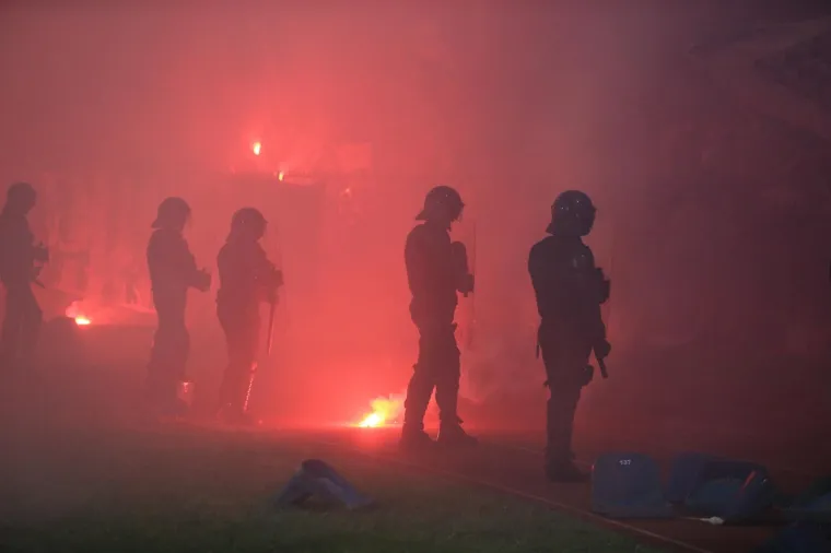 TORCIDA TRGALA STADION I BAKLJOM OZLIJEDILA POLICAJCA: Pogledajte sramotu Hajdukovih navijača
