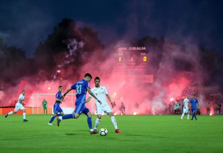 TORCIDA TRGALA STADION I BAKLJOM OZLIJEDILA POLICAJCA: Pogledajte sramotu Hajdukovih navijača