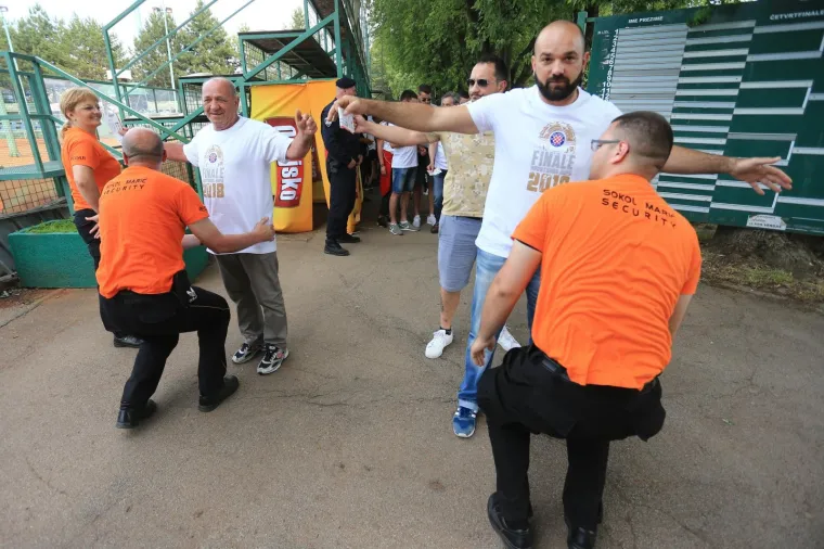 SRAMOTAN PRIZOR U VINKOVCIMA: Atraktivna policajka nadzirala Boyse, ali nije uočila što je jedan navijač ispisao na gipsu