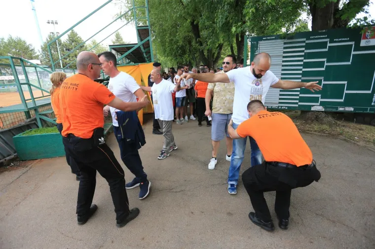 SRAMOTAN PRIZOR U VINKOVCIMA: Atraktivna policajka nadzirala Boyse, ali nije uočila što je jedan navijač ispisao na gipsu