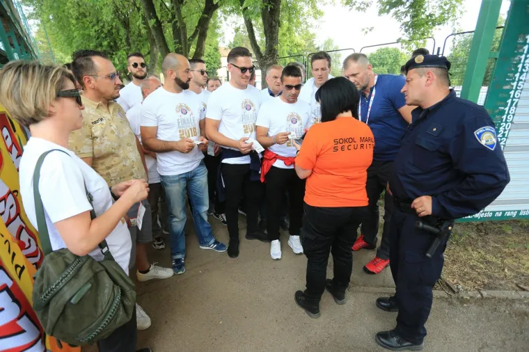SRAMOTAN PRIZOR U VINKOVCIMA: Atraktivna policajka nadzirala Boyse, ali nije uočila što je jedan navijač ispisao na gipsu