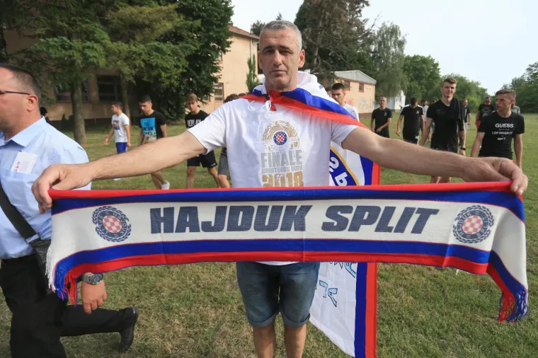 SRAMOTAN PRIZOR U VINKOVCIMA: Atraktivna policajka nadzirala Boyse, ali nije uočila što je jedan navijač ispisao na gipsu