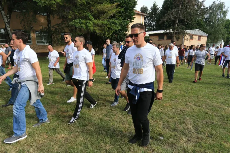 SRAMOTAN PRIZOR U VINKOVCIMA: Atraktivna policajka nadzirala Boyse, ali nije uočila što je jedan navijač ispisao na gipsu