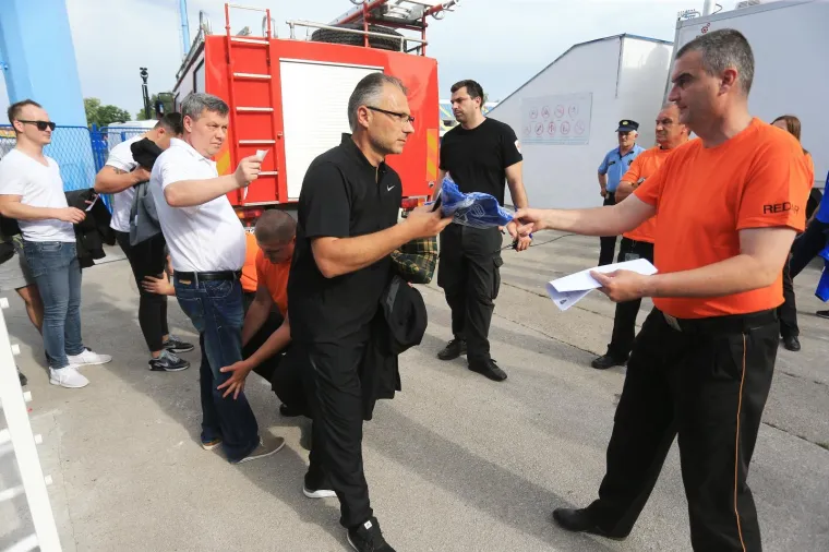 SRAMOTAN PRIZOR U VINKOVCIMA: Atraktivna policajka nadzirala Boyse, ali nije uočila što je jedan navijač ispisao na gipsu