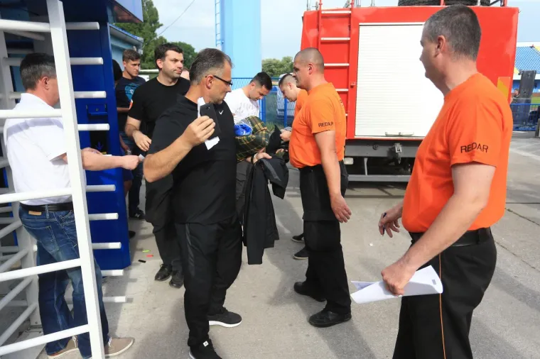 SRAMOTAN PRIZOR U VINKOVCIMA: Atraktivna policajka nadzirala Boyse, ali nije uočila što je jedan navijač ispisao na gipsu
