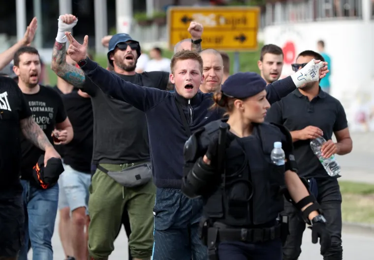 Jako osiguranje uoči početka utakmice. Glasne navijače BBB-a osiguravala je atraktivna interventna policajka s kolegama. No, propustila je reagirati na mladića koji je iza nje na ruci imao iscrtano zabranjeno (ustaško) znakovlje.