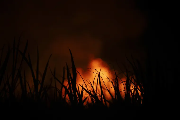 Oblak otrovnog dima nad Havajima: lava do&scaron;la do obala Havaja i sudarila se s oceanom