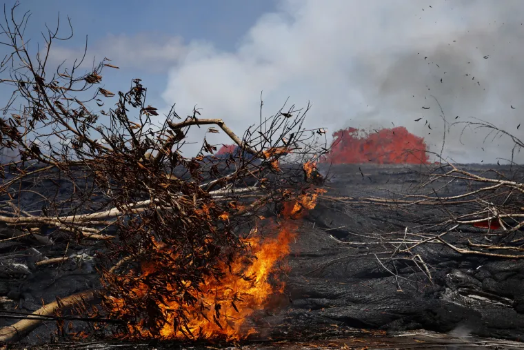Oblak otrovnog dima nad Havajima: lava do&scaron;la do obala Havaja i sudarila se s oceanom