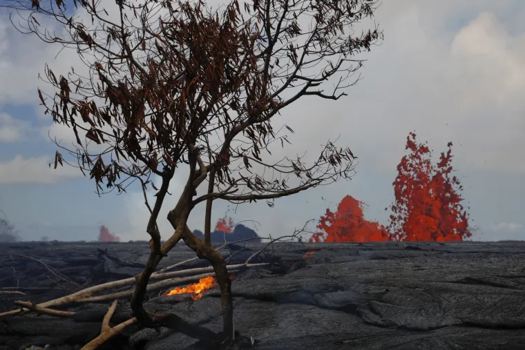 Oblak otrovnog dima nad Havajima: lava do&scaron;la do obala Havaja i sudarila se s oceanom
