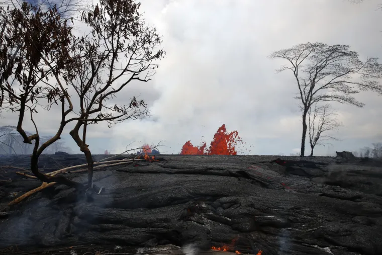 Oblak otrovnog dima nad Havajima: lava do&scaron;la do obala Havaja i sudarila se s oceanom