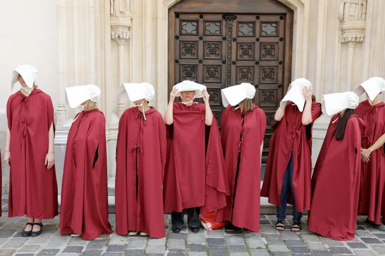 Zagreb - Aktivistice Ženske mreže Hrvatske prosvjedovale su ispred Banskih dvora tražeći hitnu primjenu Istanbulske konvencije. Photo: Patrik Macek/PIXSELL