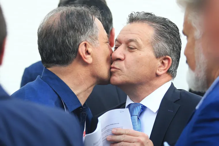 Na finale Hrvatskog kupa, utakmicu između Dinama i Hajduka koja se igra u Vinkovcima, stigli su mnogi istaknuti ljudi domaćeg nogometa. Šuker, Mamić, Vrbanović, Ladić samo su neki od njih...