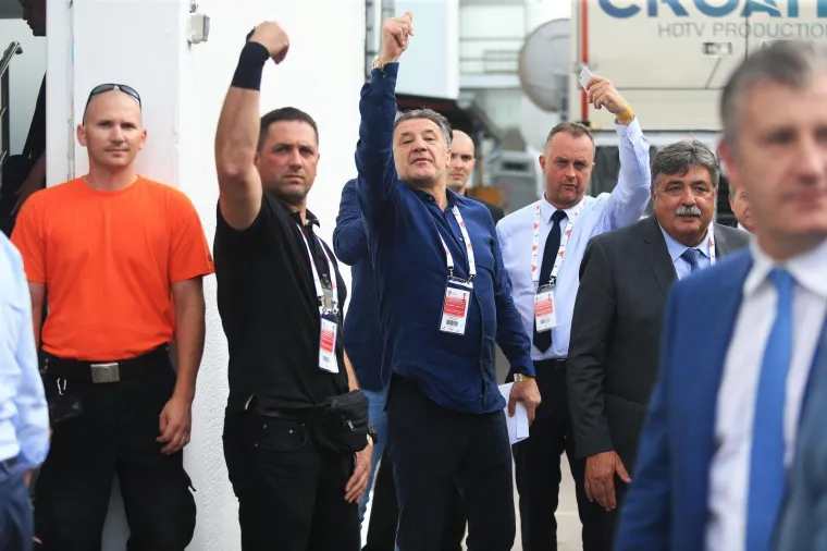 POZNATA LICA U VINKOVCIMA: Na finale Kupa stigli su nogometni čelnici, fotoreporteri 'uhvatili' srdačan pozdrav Mamića i Vrbanovića