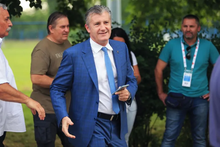 POZNATA LICA U VINKOVCIMA: Na finale Kupa stigli su nogometni čelnici, fotoreporteri 'uhvatili' srdačan pozdrav Mamića i Vrbanovića