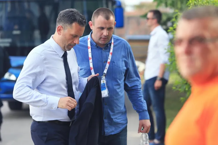 POZNATA LICA U VINKOVCIMA: Na finale Kupa stigli su nogometni čelnici, fotoreporteri 'uhvatili' srdačan pozdrav Mamića i Vrbanovića