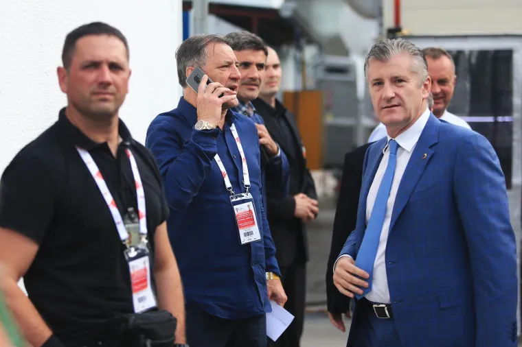 POZNATA LICA U VINKOVCIMA: Na finale Kupa stigli su nogometni čelnici, fotoreporteri 'uhvatili' srdačan pozdrav Mamića i Vrbanovića