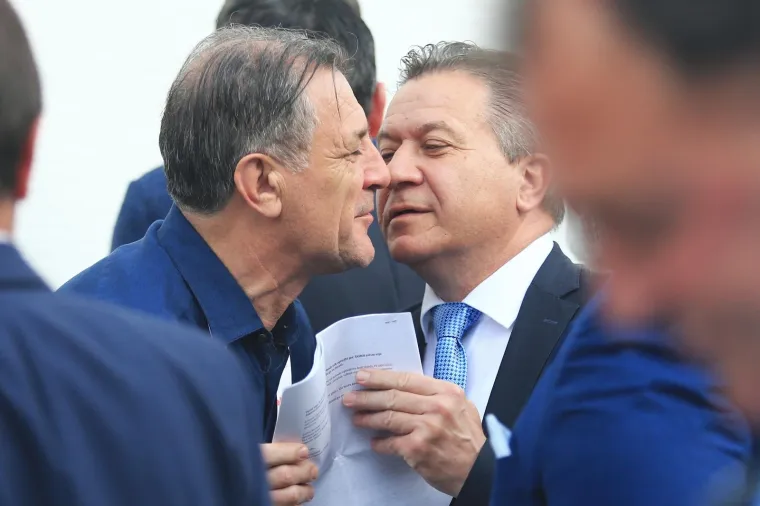 POZNATA LICA U VINKOVCIMA: Na finale Kupa stigli su nogometni čelnici, fotoreporteri 'uhvatili' srdačan pozdrav Mamića i Vrbanovića