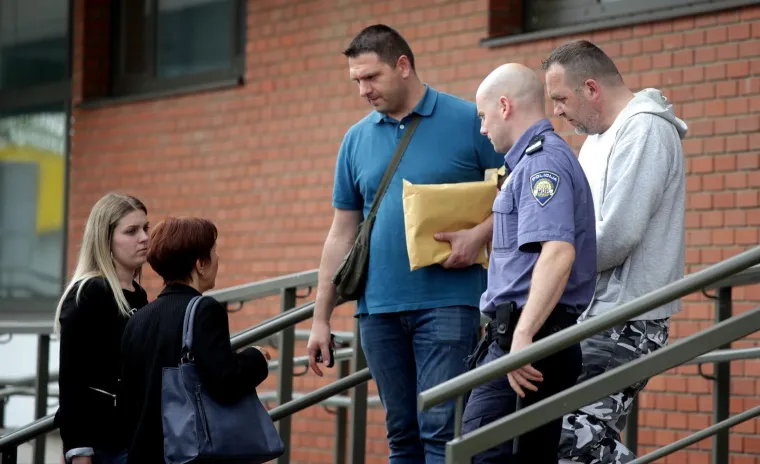 Zagrebačka policija uhvatila je 47-godi&scaron;njeg serijskog razbojnika koji je maskiran medicinskom maskom i naoružan pi&scaron;toljem te s prijetećom porukom ispisanom na papiru u nekoliko pljački banaka ukrao 250 tisuća kuna.