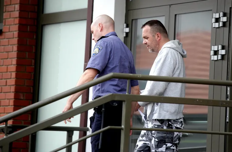 Osumnjičeni tog dana nije imao uspjeha jer mu je 40-ak minuta prije pljačke u Horvaćanskoj ulici propala pljačka banke na Lani&scaron;tu, gdje je upao oko 8.20 sati prijeteći porukom ispisanom na papiru i pi&scaron;toljem. Iz te poslovnice pobjegao je neobavljena posla nakon &scaron;to mu je za&scaron;titar rekao da je pozvao policiju.