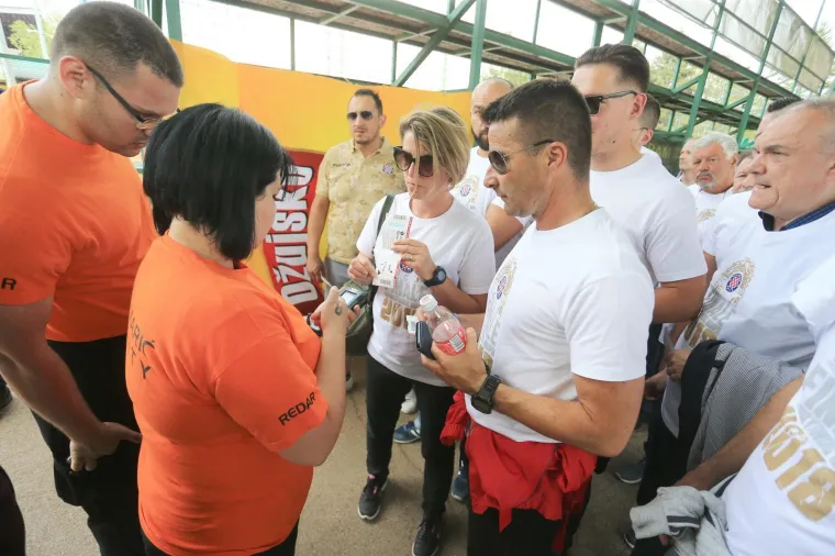 NAVIJAČI HAJDUKA I DINAMA OKUPIRALI VINKOVCE: Jake mjere osiguranja ni&scaron;ta ne prepu&scaron;taju slučaju