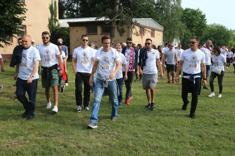 NAVIJAČI HAJDUKA I DINAMA OKUPIRALI VINKOVCE: Jake mjere osiguranja ni&scaron;ta ne prepu&scaron;taju slučaju