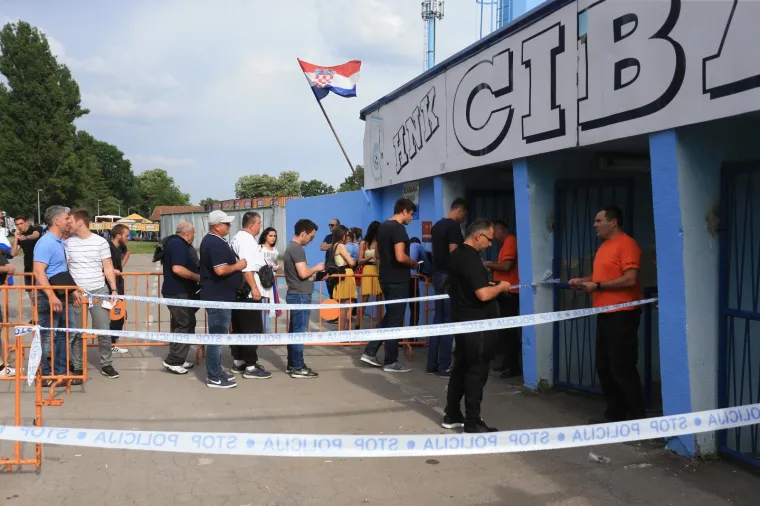 NAVIJAČI HAJDUKA I DINAMA OKUPIRALI VINKOVCE: Jake mjere osiguranja ni&scaron;ta ne prepu&scaron;taju slučaju