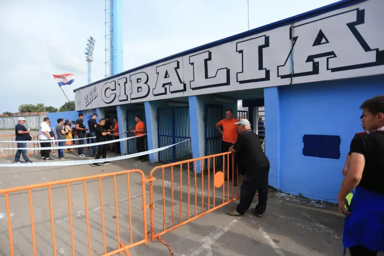 NAVIJAČI HAJDUKA I DINAMA OKUPIRALI VINKOVCE: Jake mjere osiguranja ni&scaron;ta ne prepu&scaron;taju slučaju