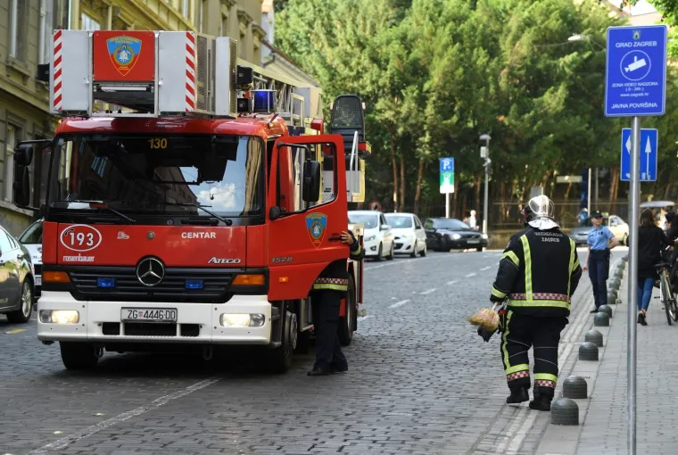 Potencijalno opasno u Mesničkoj: greda u stanu razbila prozor, staklo padalo po prolaznicima