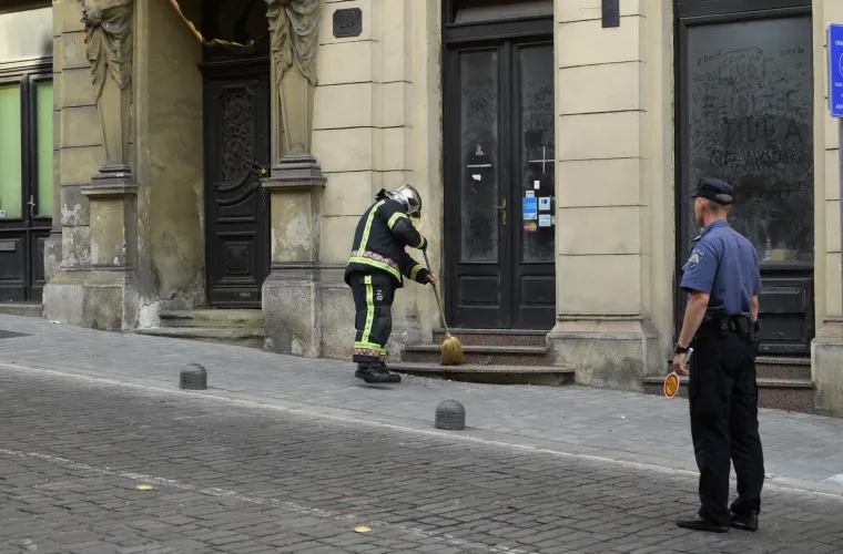 Potencijalno opasno u Mesničkoj: greda u stanu razbila prozor, staklo padalo po prolaznicima