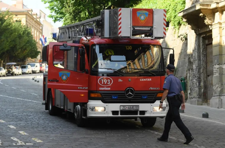 Potencijalno opasno u Mesničkoj: greda u stanu razbila prozor, staklo padalo po prolaznicima