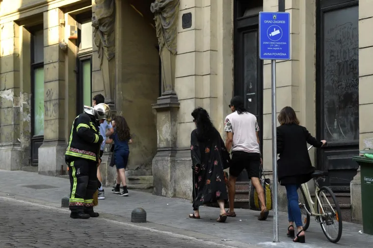 Potencijalno opasno u Mesničkoj: greda u stanu razbila prozor, staklo padalo po prolaznicima