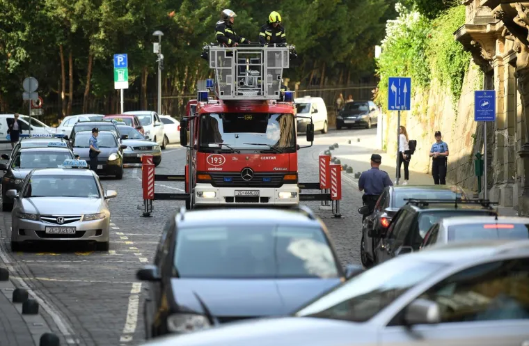Potencijalno opasno u Mesničkoj: greda u stanu razbila prozor, staklo padalo po prolaznicima