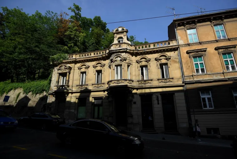 Potencijalno opasno u Mesničkoj: greda u stanu razbila prozor, staklo padalo po prolaznicima