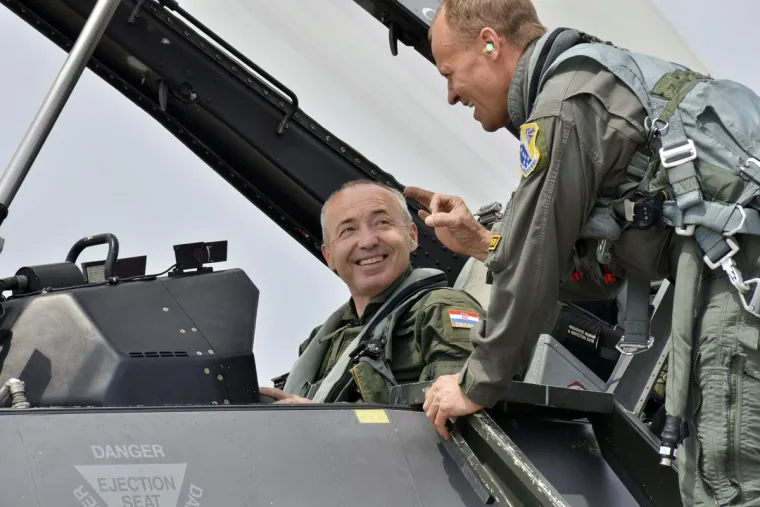 Damir Krstičević prvi hrvatski ministar obrane koji je imao prilike letjeti u američkom F-16