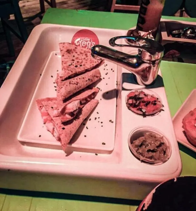 Restorani se ponekad više bave inovacijama u posluživanju hrane nego samom hranom. Sudeći prema fotografijama koje su podijelili na društvenim mrežama, mnogi ljudi bi radije običan tanjur. U čemu i na čemu su sve dobili hranu, pogledajte u nastavku.