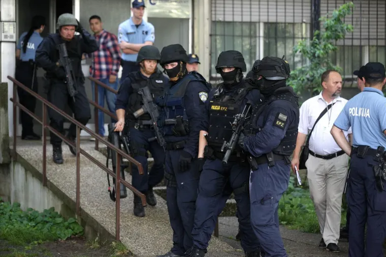 OVO JE MUŠKARAC KOJI JE JUTROS PUCAO U UTRINI: Nakon pucnjave je zaspao u stanu, policija ga uhitila nakon nekoliko sati