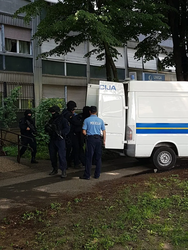 Pucnjava u Utrinama: policija traga za nepoznatim počiniteljem po haustorima u &Scaron;i&scaron;ićevoj ulici