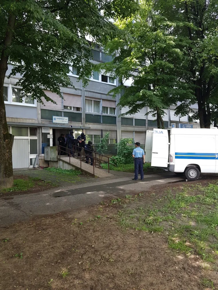 Pucnjava u Utrinama: policija traga za nepoznatim počiniteljem po haustorima u &Scaron;i&scaron;ićevoj ulici