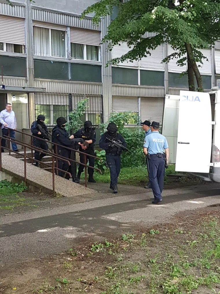 Pucnjava u Utrinama: policija traga za nepoznatim počiniteljem po haustorima u &Scaron;i&scaron;ićevoj ulici