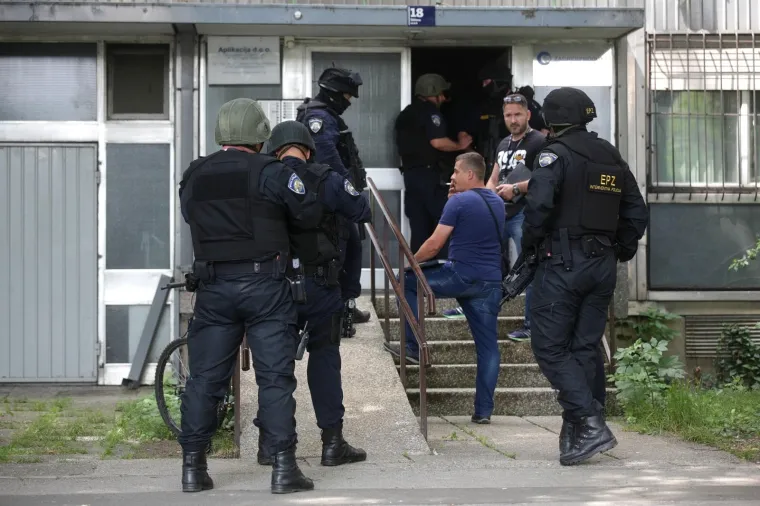 Pucnjava u Utrinama: policija traga za nepoznatim počiniteljem po haustorima u &Scaron;i&scaron;ićevoj ulici