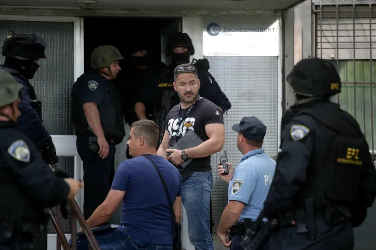 Pucnjava u Utrinama: policija traga za nepoznatim počiniteljem po haustorima u &Scaron;i&scaron;ićevoj ulici