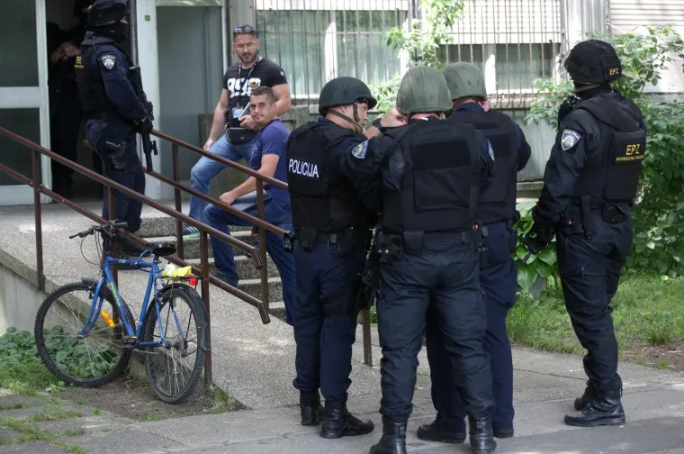 Pucnjava u Utrinama: policija traga za nepoznatim počiniteljem po haustorima u &Scaron;i&scaron;ićevoj ulici