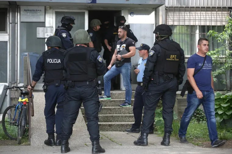 Pucnjava u Utrinama: policija traga za nepoznatim počiniteljem po haustorima u &Scaron;i&scaron;ićevoj ulici