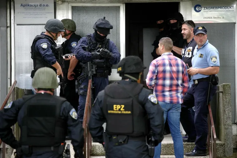 Pucnjava u Utrinama: policija traga za nepoznatim počiniteljem po haustorima u &Scaron;i&scaron;ićevoj ulici