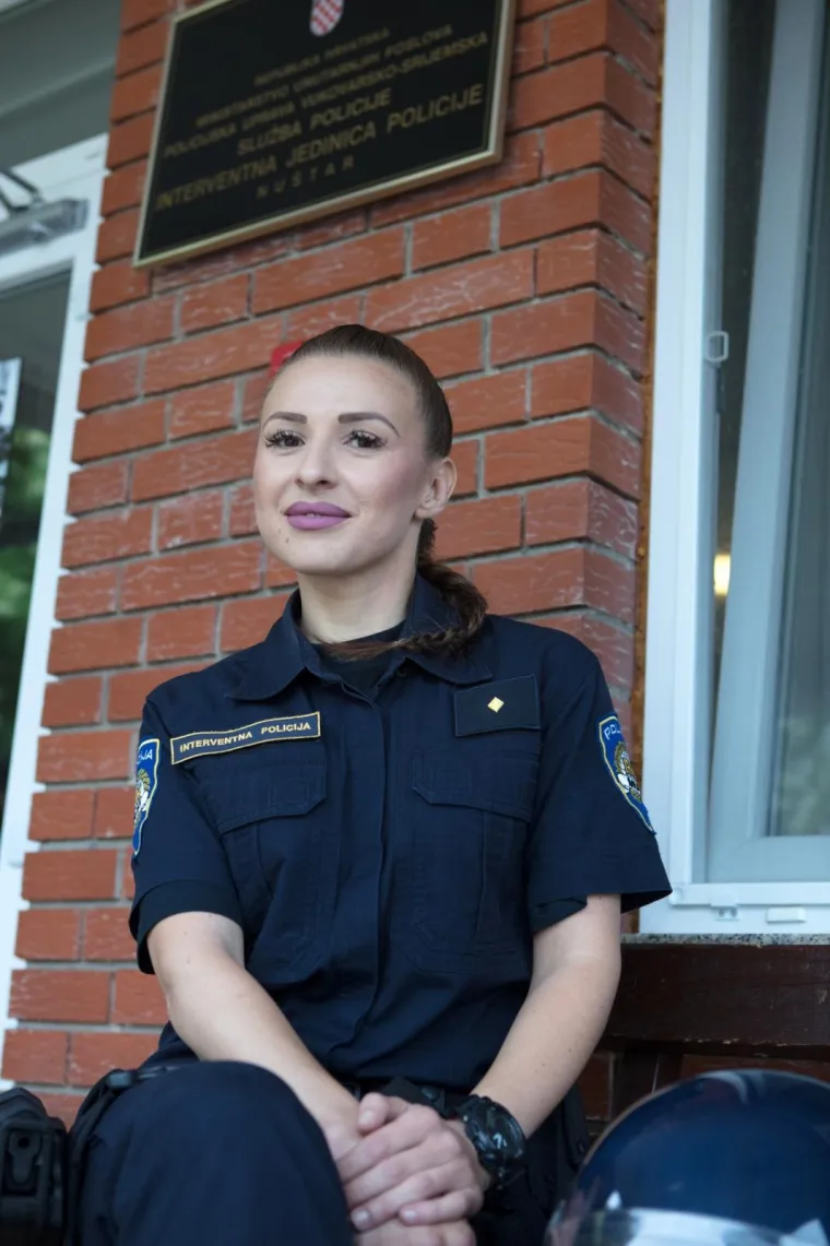 Policajka koja je hrabro stala pred zločeste dečke navijačih tribina na incidentnom finalu Kupa i Vinkovcima