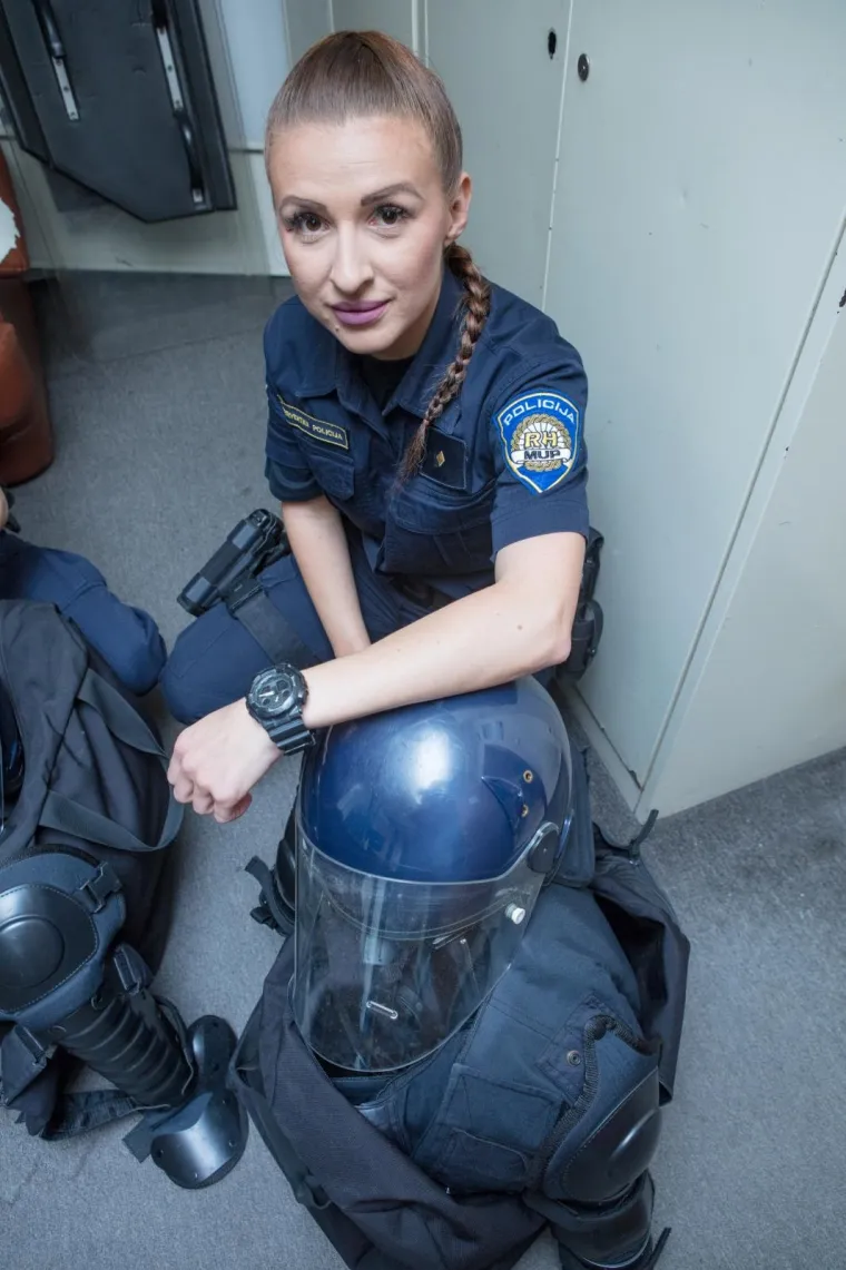 Policajka koja je hrabro stala pred zločeste dečke navijačih tribina na incidentnom finalu Kupa i Vinkovcima